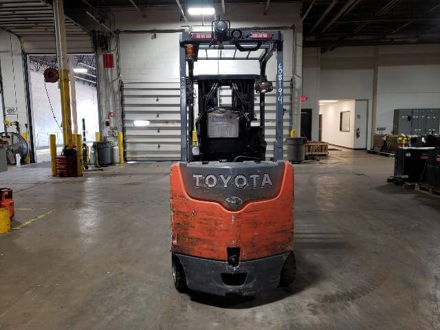 2020 Toyota 8FBCU32 - 4 Wheel Electric Sit-Down Forklift - Image 2