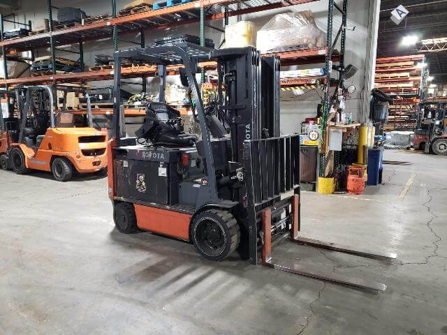 2020 Toyota 8FBCU32 - 4 Wheel Electric Sit-Down Forklift - Image 3