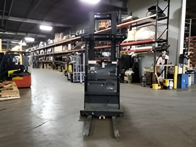 2019 Crown SP4050-30 - Narrow Aisle Order Picker Forklift - Image 2