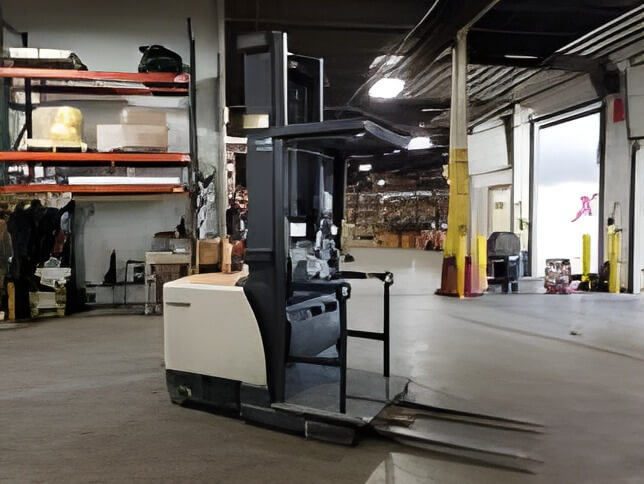 2019 Crown SP4050-30 - Narrow Aisle Order Picker Forklift - Image 3