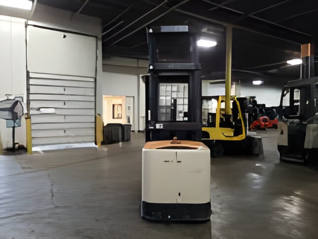 2019 Crown SP4050-30 - Narrow Aisle Order Picker Forklift - Image 4