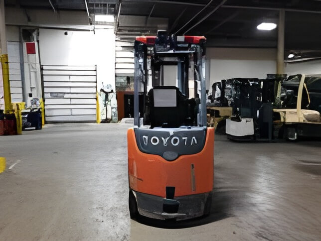 2020 Toyota 8FBCU32 - 4 Wheel Electric Sit-Down Forklift - Image 4