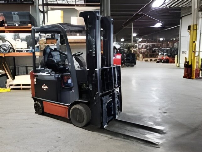 2020 Toyota 8FBCU32 - 4 Wheel Electric Sit-Down Forklift - Image 3
