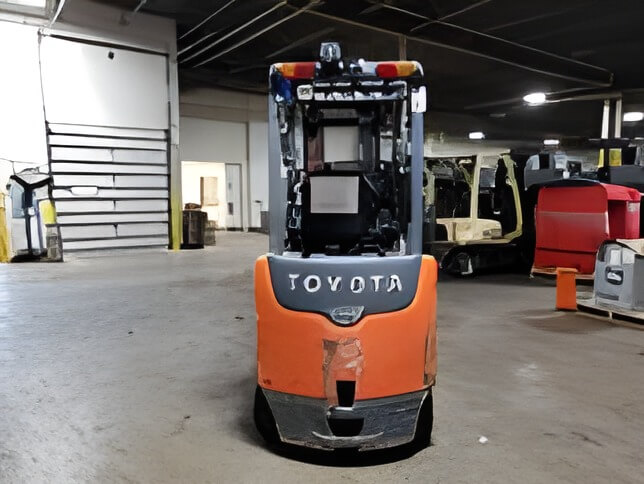 2020 Toyota 8FBCU32 - 4 Wheel Electric Sit-Down Forklift - Image 4