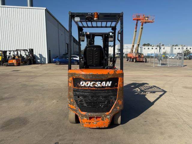 2023 Doosan BC30S-4 Wheel Electric - Image 2