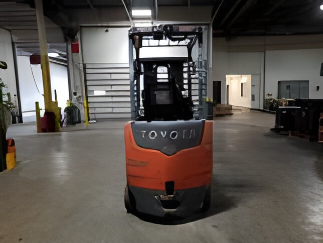 2020 Toyota 8FBCU32 - 4 Wheel Electric Sit-Down Forklift - Image 4