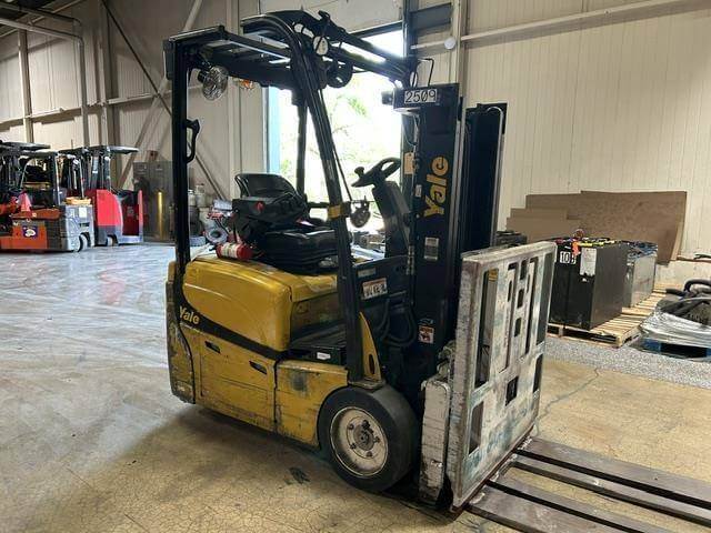2021 Yale ERP030VT-3 Wheel Electric - Image 2