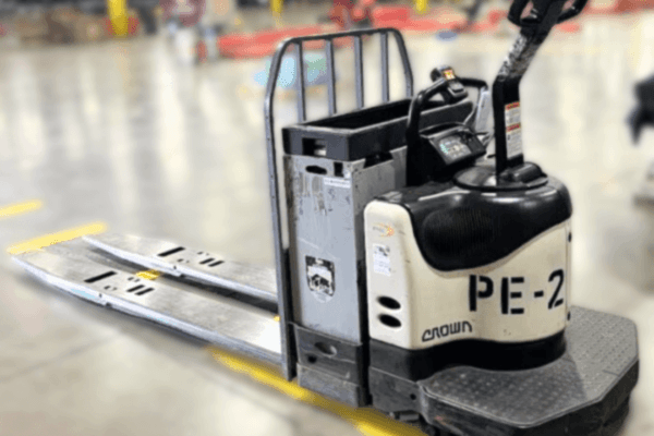 How electric pallet jacks improve warehouse material handling