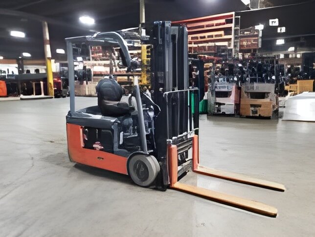 2017 Toyota 8FBE20U - 3 Wheel Electric Forklift - Image 2