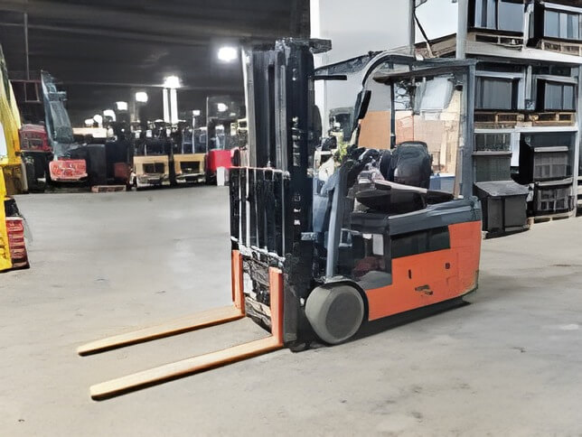 2017 Toyota 8FBE20U - 3 Wheel Electric Forklift - Image 3
