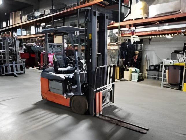 2017 Toyota 8FBE18U - 3 Wheel Electric Forklift - Image 3