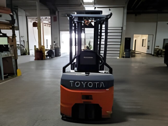 2017 Toyota 8FBE18U - 3 Wheel Electric Forklift - Image 4