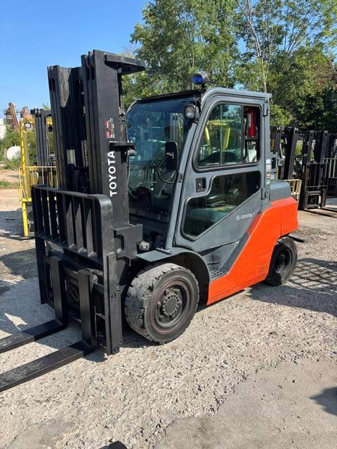 2017 Toyota 8FGU35 - Pneumatic Propane Forklift - Image 2