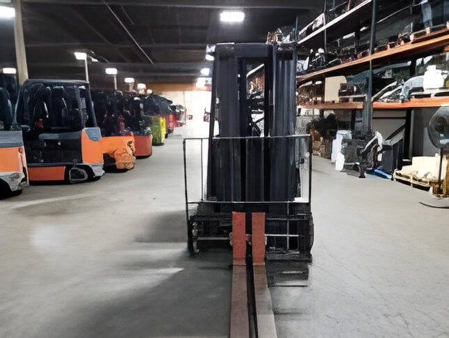 2020 Toyota 8FBCU32 - 4 Wheel Electric Sit-Down Forklift - Image 2