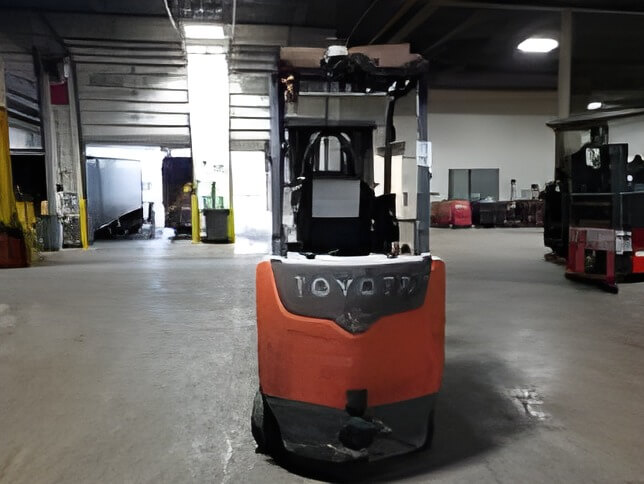 2020 Toyota 8FBCU32 - 4 Wheel Electric Sit-Down Forklift - Image 4