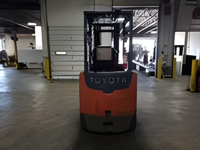 2020 Toyota 8FBCU30 - 4 Wheel Electric Sit-Down Forklift - Image 2
