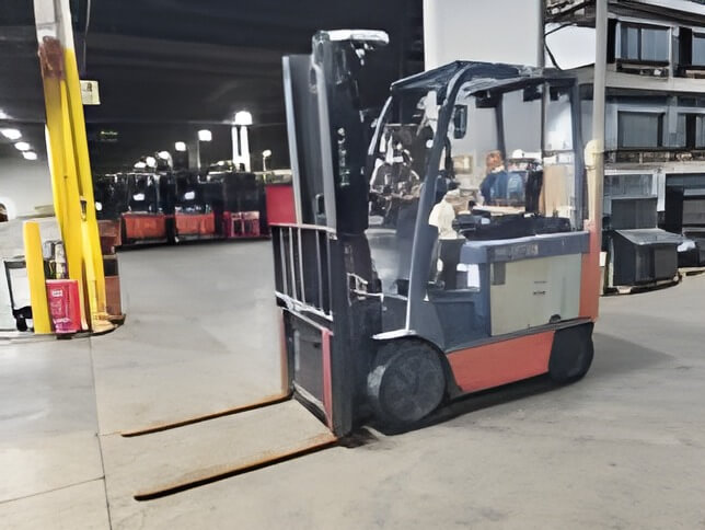 2020 Toyota 8FBCU30 - 4 Wheel Electric Sit-Down Forklift - Image 3
