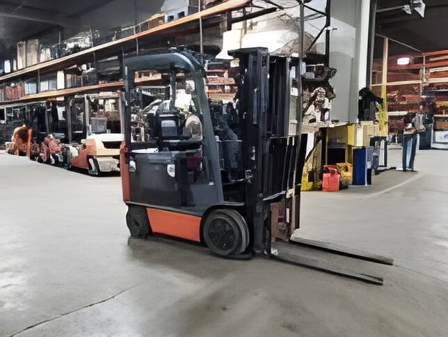 2021 Toyota 8FBCU25 - 4 Wheel Electric Sit-Down Forklift - Image 3