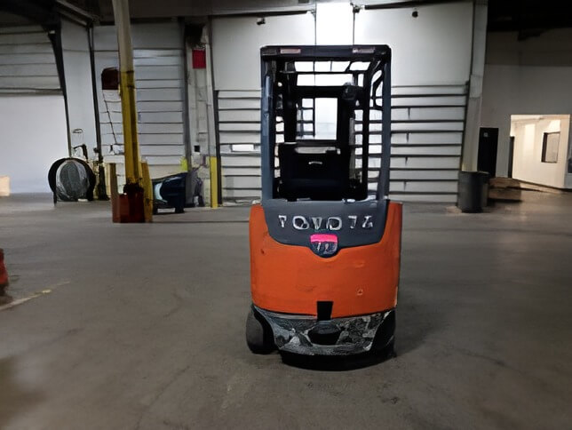 2021 Toyota 8FBCU25 - 4 Wheel Electric Sit-Down Forklift - Image 4