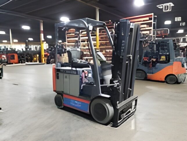 2018 Toyota 8FBCHU25 - 4 Wheel Electric Sit-Down Forklift - Image 3