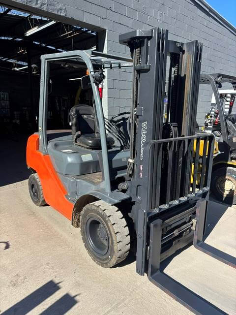 2018 Toyota 8FDU25 - Pneumatic Diesel Forklift - Image 2