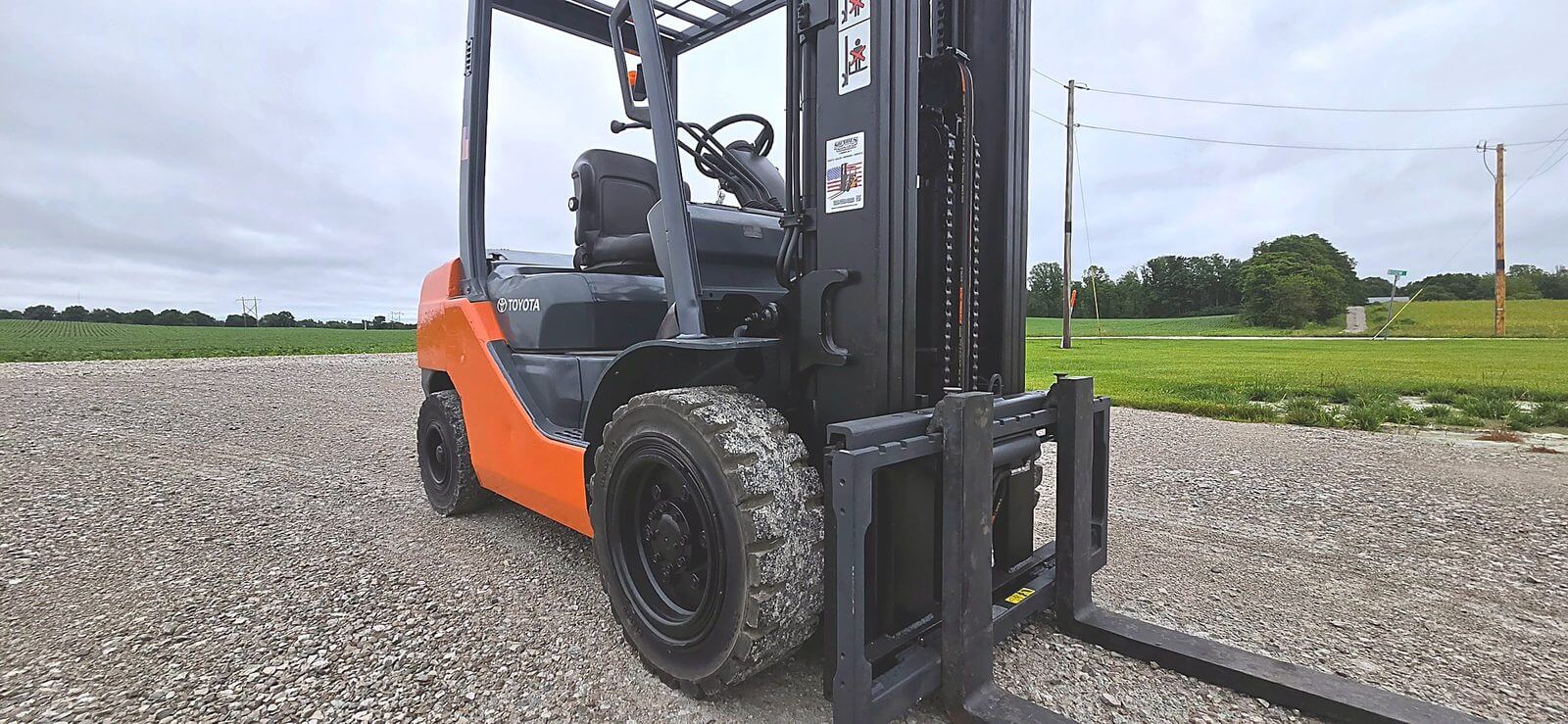 2014 TOYOTA 8FDu30 - Pneumatic Diesel Forklift - Image 3