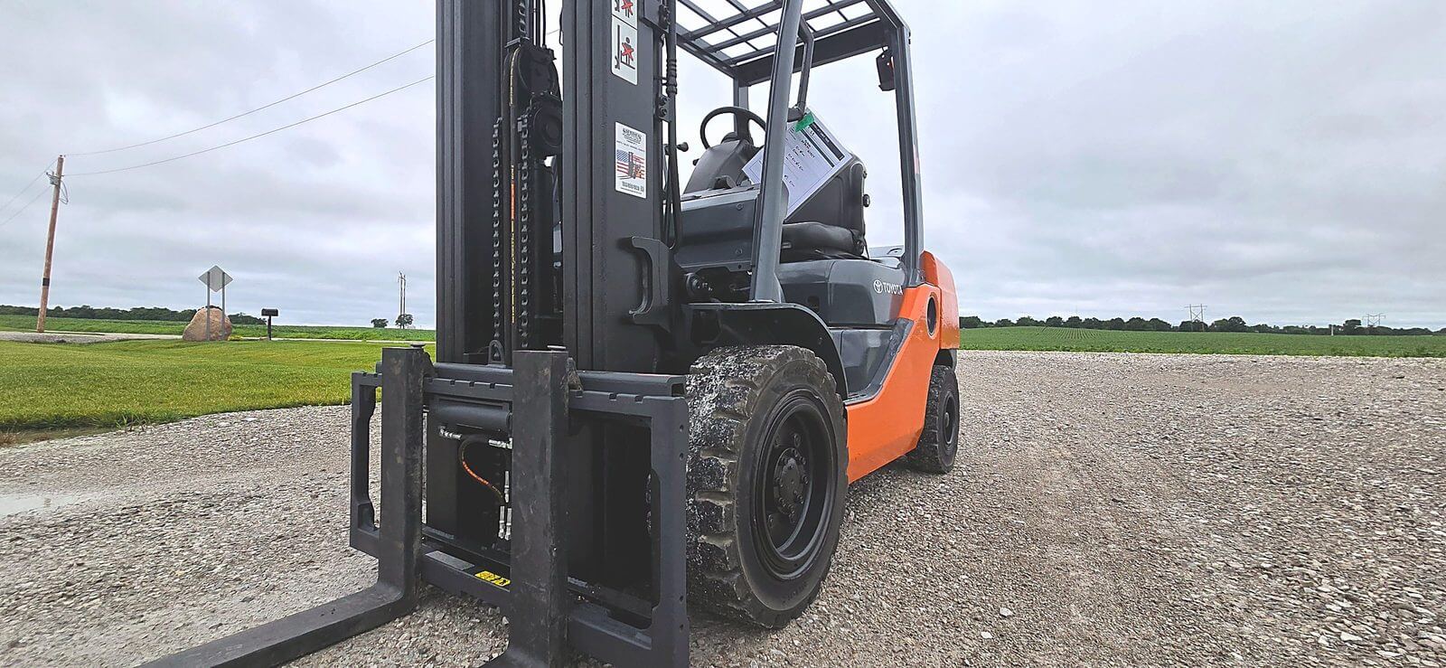 2014 TOYOTA 8FDu30 - Pneumatic Diesel Forklift - Image 4